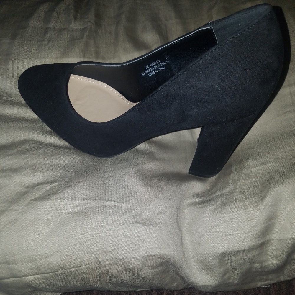 Black high heels size 9w (new in box)